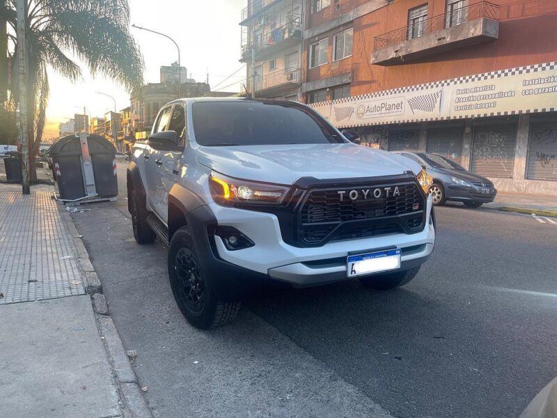 Toyota Hilux Gr 4 Sport 2023 15.000km sin detalles